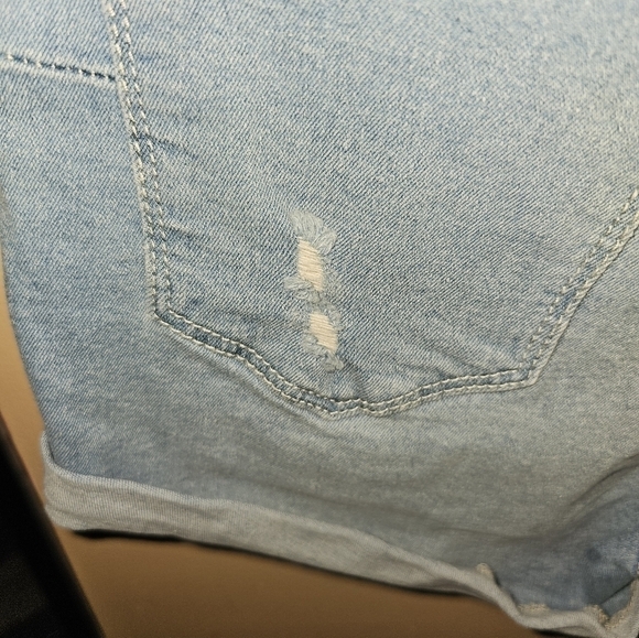 NWT Charlotte Rouge Women’s blue Jean cutoff short pants size 3. "F" - Picture 2 of 4